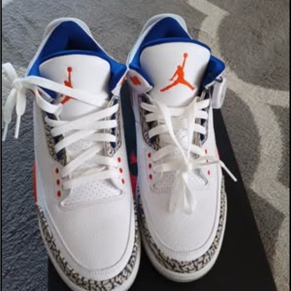 Air Jordan retro 3 brand new in box. 9.5 Never worn knicks orange